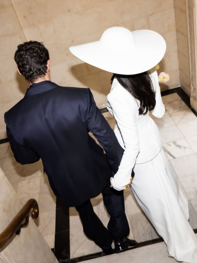 Schiaparelli firma la sposa più chic dell'anno: il look couture di Dua Lipa riscrive le regole del bridal fashion
