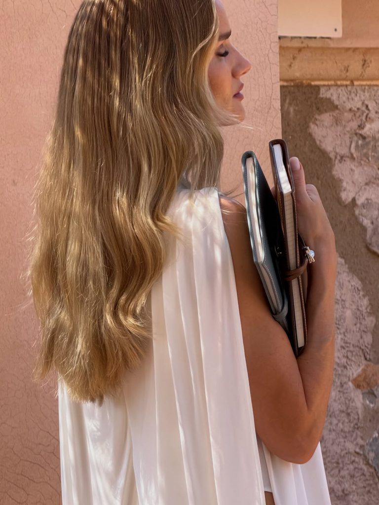 La dolce eleganza di Rosie Huntington-Whiteley sotto il sole di Mallorca