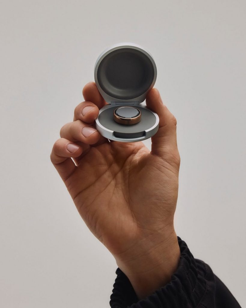 Piccolo, elegante e intelligente: il nuovo smart ring di Oura guarda al futuro