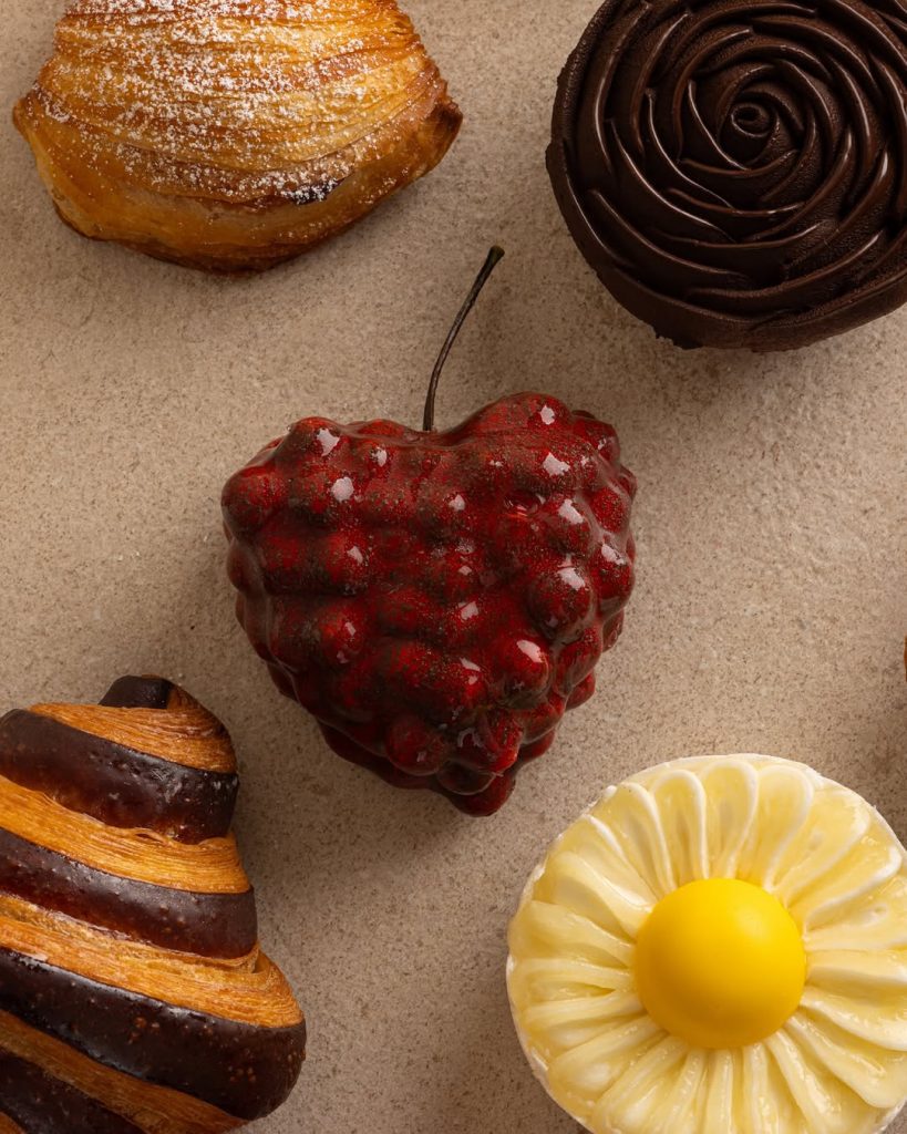 A Milano apre la prima pasticceria di Alberto Magrí, dove ogni dolce racconta una storia 4 A Milano apre la prima pasticceria di Alberto Magrí, dove ogni dolce racconta una storia