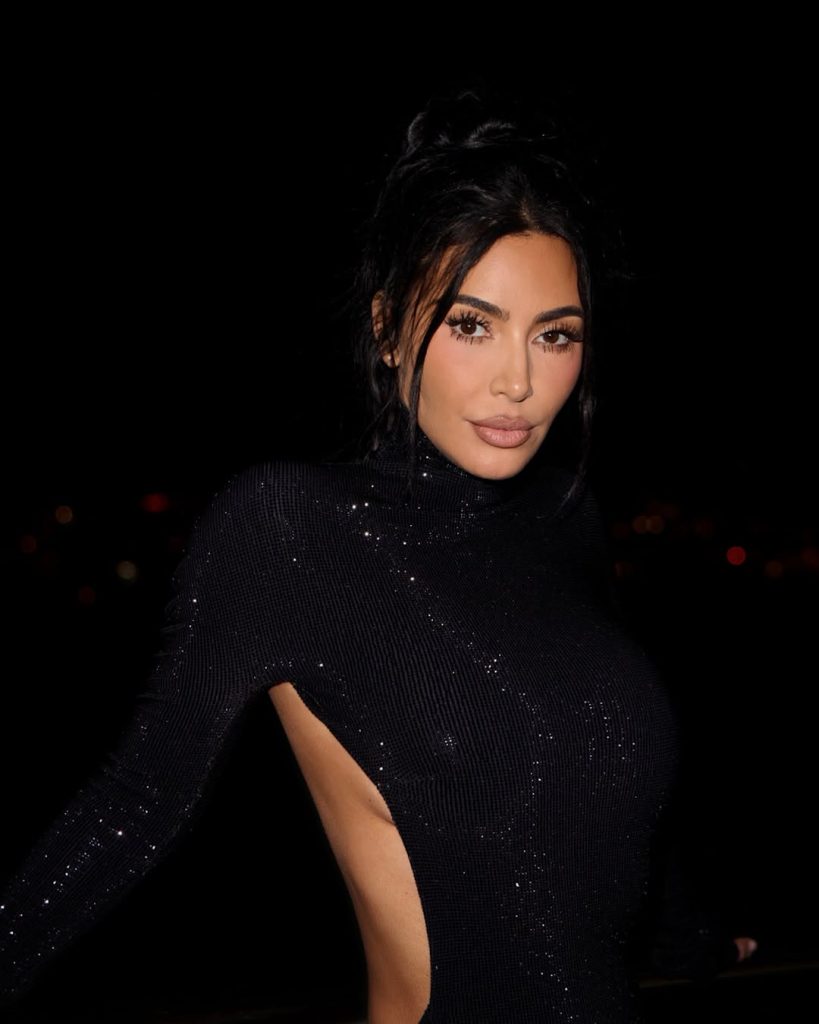 Kim Kardashian porta il glamour a Monaco con un look Gucci che non passa inosservato