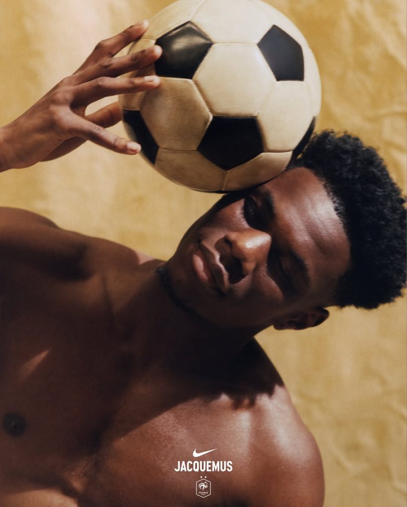 Jacquemus X Nike: il calcio francese non è mai stato così chic 2 Jacquemus X Nike: il calcio francese non è mai stato così chic