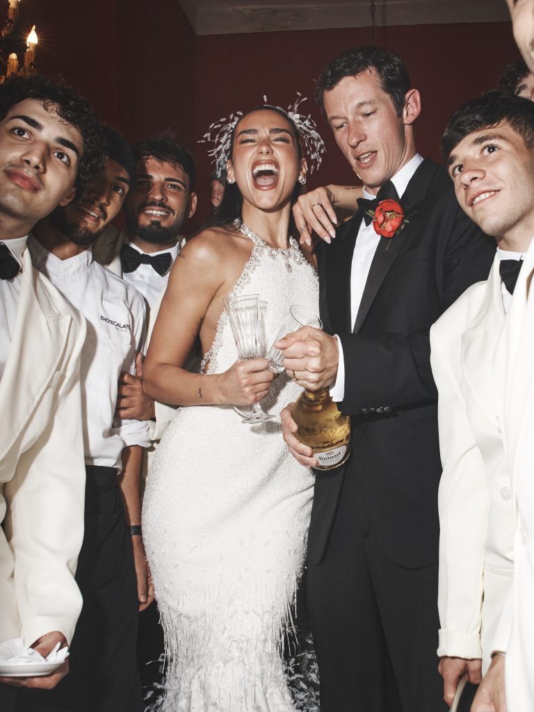 Dua Lipa, Callum Turner, Chanel e il matrimonio che ha incantato il mondo 3 Dua Lipa, Callum Turner, Chanel e il matrimonio che ha incantato il mondo