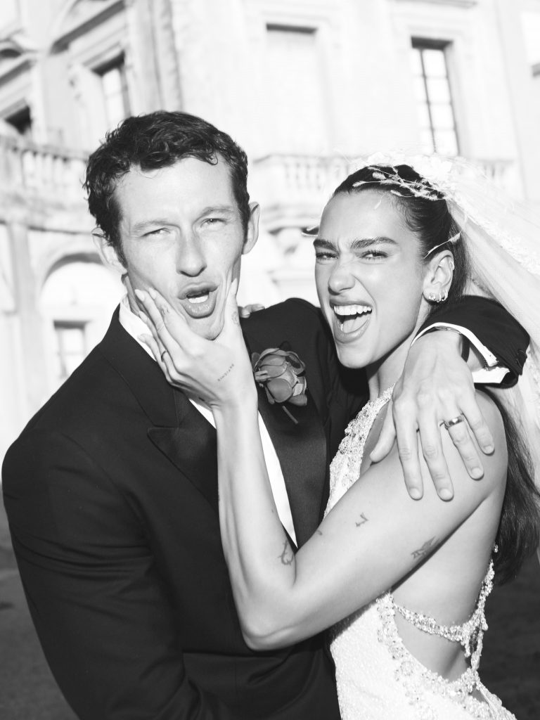 Dua Lipa, Callum Turner, Chanel e il matrimonio che ha incantato il mondo 2 Dua Lipa, Callum Turner, Chanel e il matrimonio che ha incantato il mondo