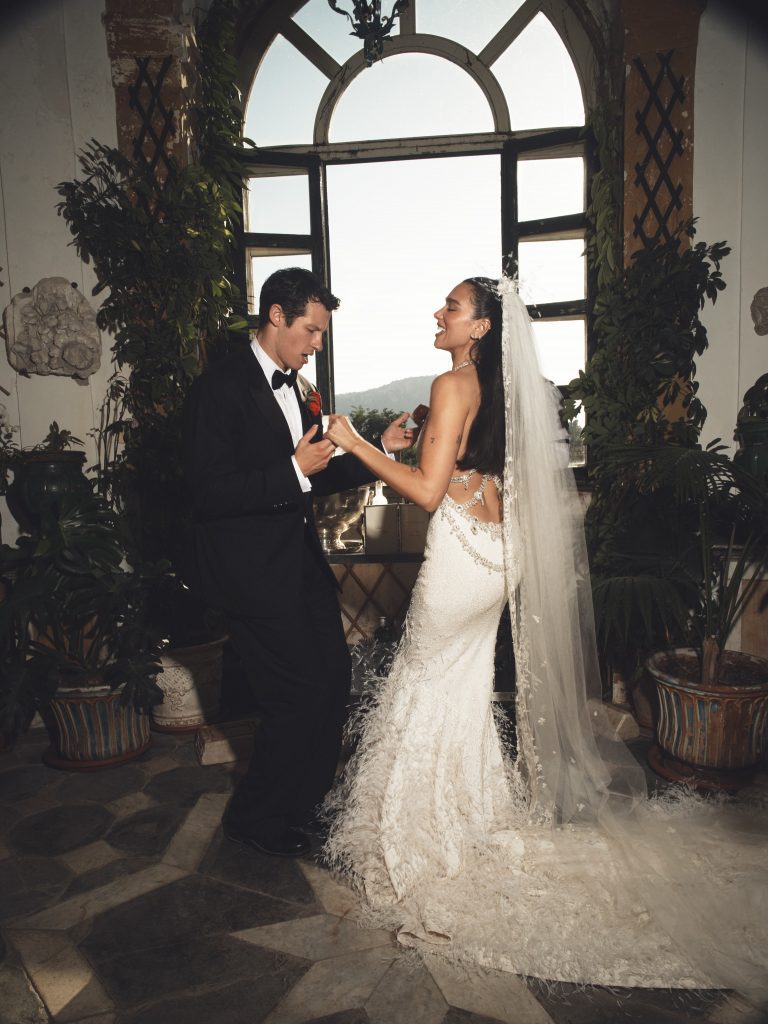 Dua Lipa, Callum Turner, Chanel e il matrimonio che ha incantato il mondo 6 Dua Lipa, Callum Turner, Chanel e il matrimonio che ha incantato il mondo