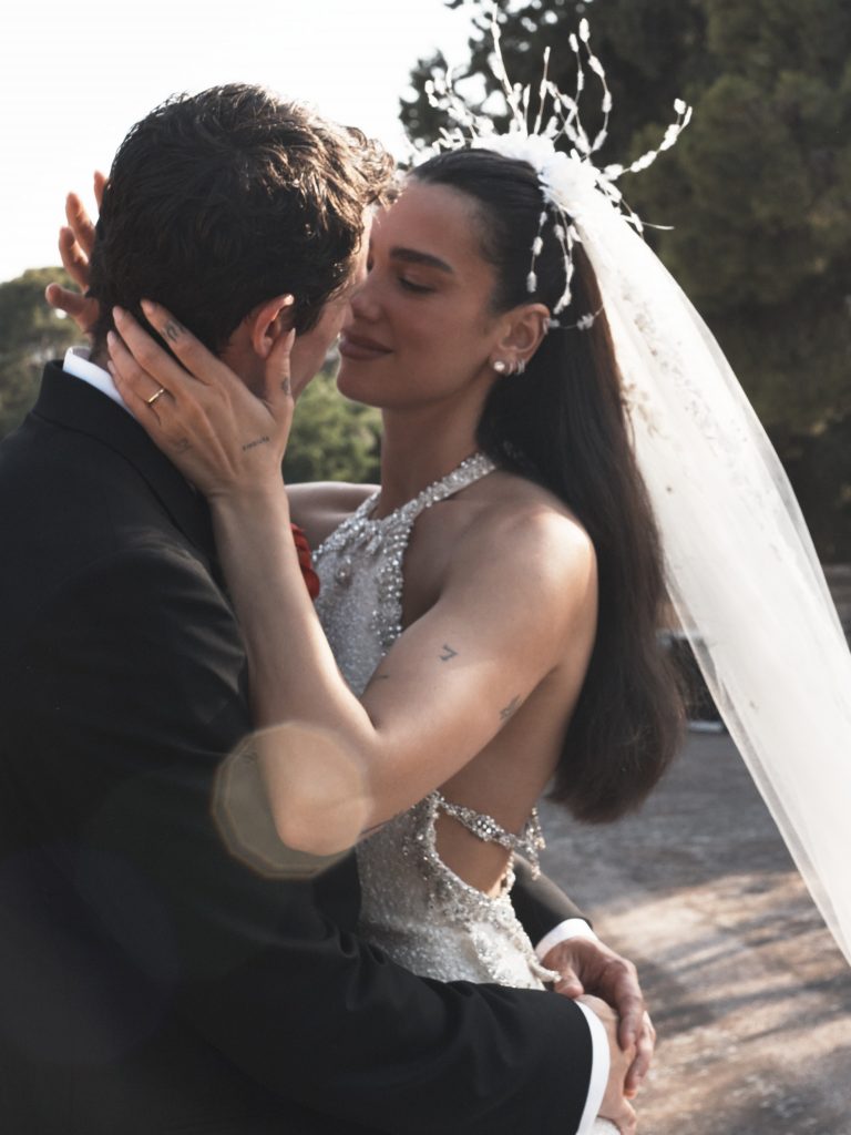 Dua Lipa, Callum Turner, Chanel e il matrimonio che ha incantato il mondo 5 Dua Lipa, Callum Turner, Chanel e il matrimonio che ha incantato il mondo