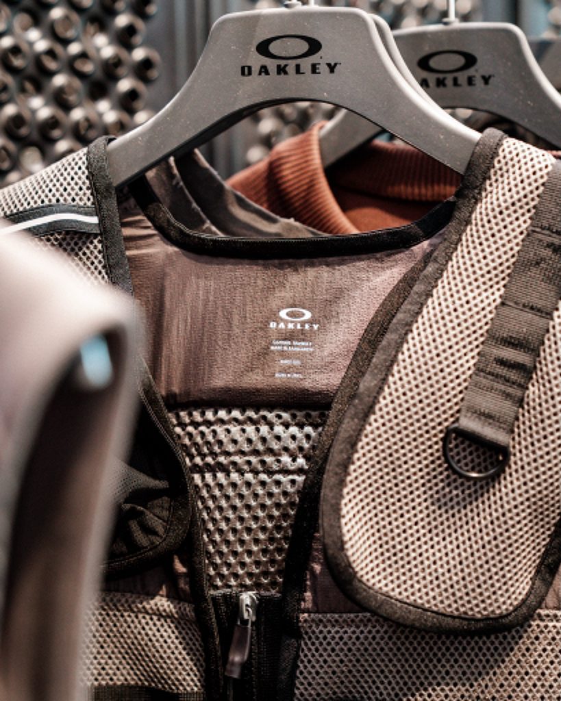 Oakley non è più solo eyewear: il brand conquista la moda uomo 3 Oakley non è più solo eyewear: il brand conquista la moda uomo