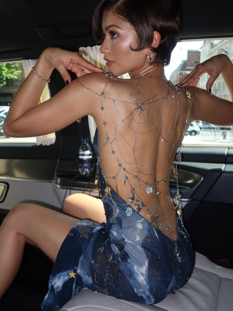 Zendaya e il fascino della moda senza tempo: a Londra torna a splendere un capolavoro firmato John Galliano