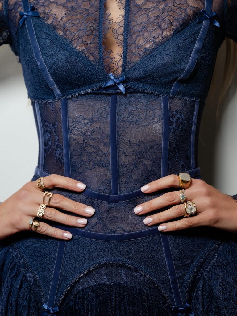 L'abito blue di Zimmermann indossato da Elle Ferguson è già il nostro fashion crush dell'estate