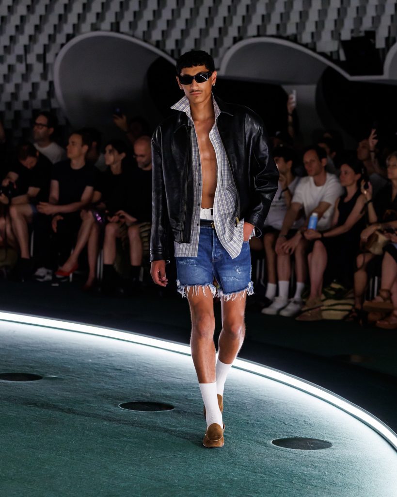 Romeo Beckham sfila per Willy Chavarria: a Parigi la moda celebra il valore della comunità