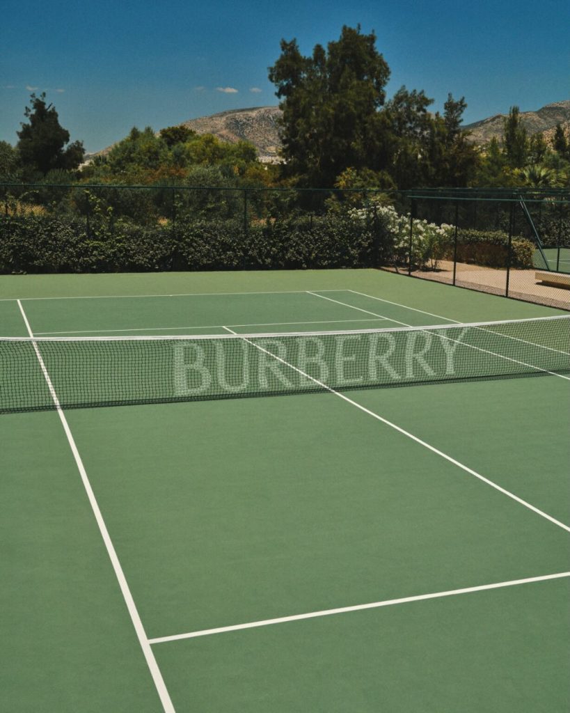 Un’estate tra icone di stile e panorami mediterranei: il nuovo progetto di Burberry