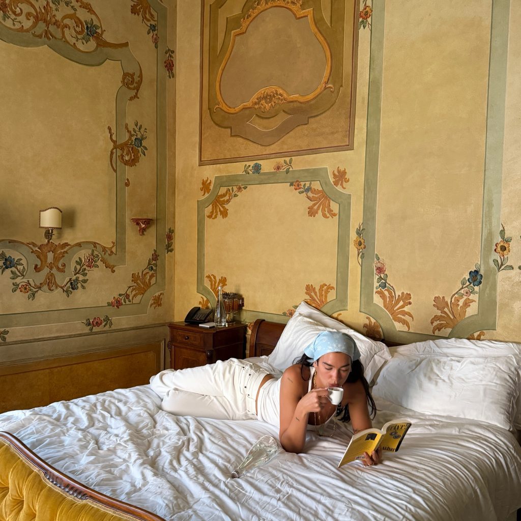 Dua Lipa e il potere dei libri: a Porto nasce la Manifesto Library