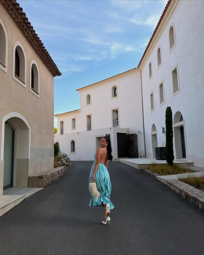 Alexandra Leclerc interpreta l'eleganza effortless alla sfilata di Jacquemus 4 Alexandra Leclerc interpreta l'eleganza effortless alla sfilata di Jacquemus