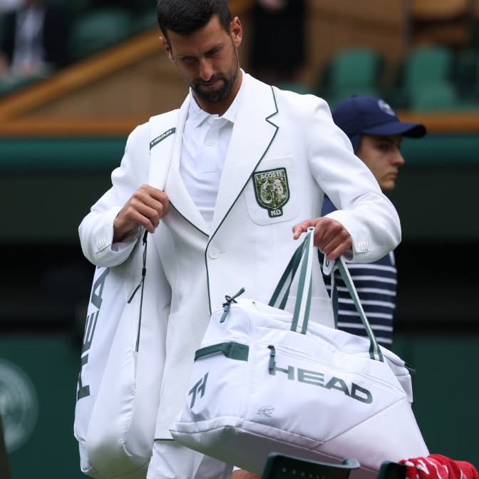 Novak Djokovic a Wimbledon: il dettaglio nascosto della sua giacca racconta una lezione che va oltre lo sport 1 Novak Djokovic a Wimbledon: il dettaglio nascosto della sua giacca racconta una lezione che va oltre lo sport