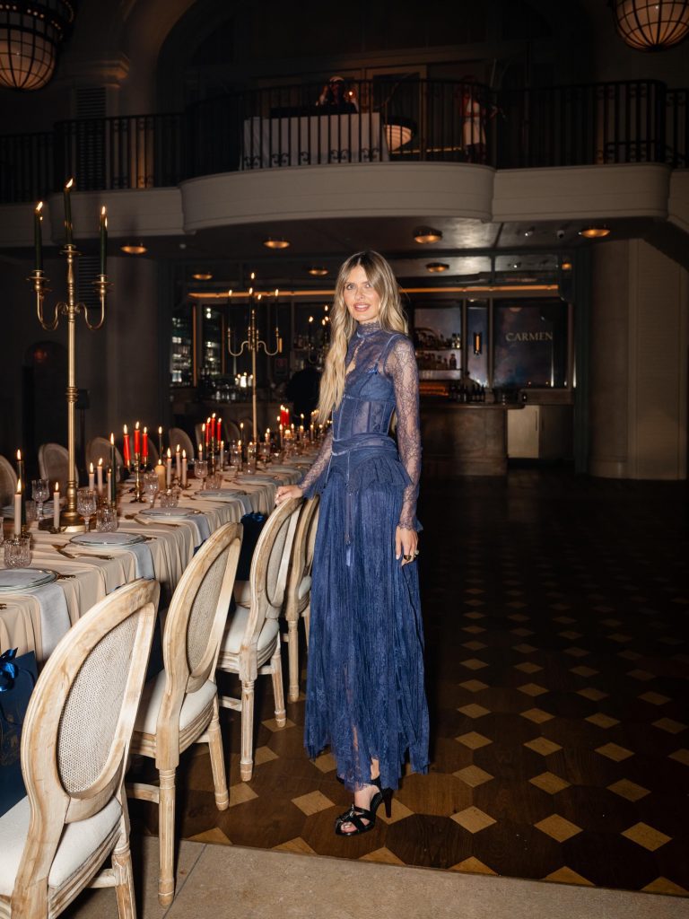 L'abito blue di Zimmermann indossato da Elle Ferguson è già il nostro fashion crush dell'estate