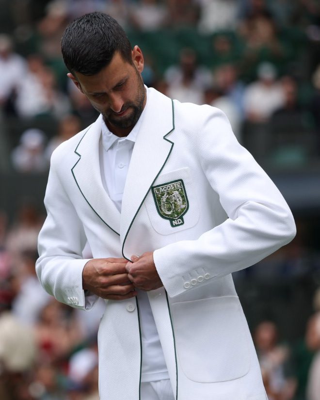 Novak Djokovic a Wimbledon: il dettaglio nascosto della sua giacca racconta una lezione che va oltre lo sport 2 Novak Djokovic a Wimbledon: il dettaglio nascosto della sua giacca racconta una lezione che va oltre lo sport