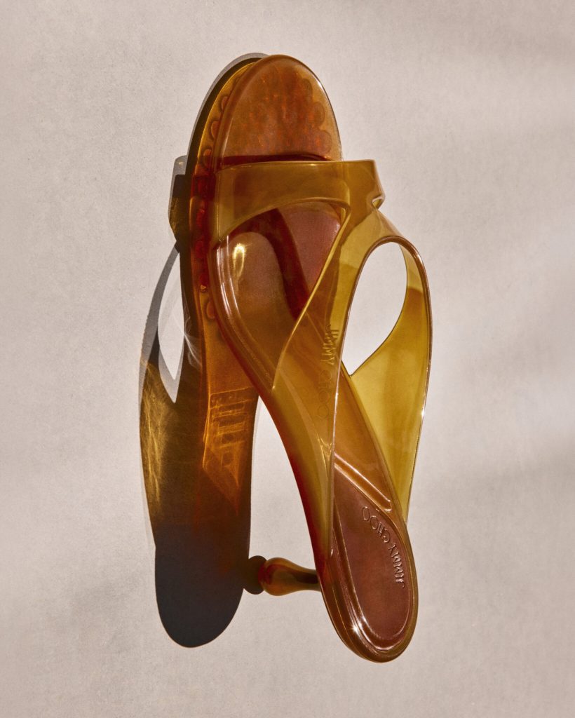 Le Jelly Sandals di Jimmy Choo sono le scarpe che vedremo ovunque quest’estate 2 Le Jelly Sandals di Jimmy Choo sono le scarpe che vedremo ovunque quest’estate
