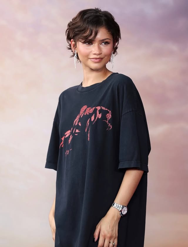 Zendaya a Parigi: con una semplice t-shirt vince il red carpet