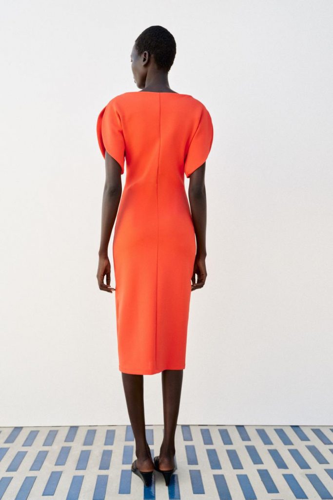 Il vestito rosso di Zara che sembra uscito dal guardaroba di Victoria Beckham (e costa solo 35,95 euro) 4 Il vestito rosso di Zara che sembra uscito dal guardaroba di Victoria Beckham (e costa solo 35,95 euro)