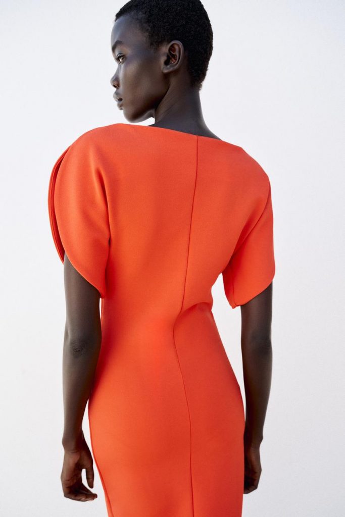 Il vestito rosso di Zara che sembra uscito dal guardaroba di Victoria Beckham (e costa solo 35,95 euro) 2 Il vestito rosso di Zara che sembra uscito dal guardaroba di Victoria Beckham (e costa solo 35,95 euro)