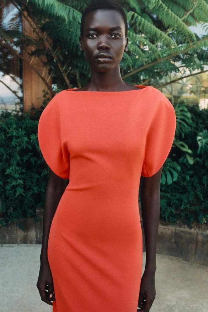 Il vestito rosso di Zara che sembra uscito dal guardaroba di Victoria Beckham (e costa solo 35,95 euro) 1 Il vestito rosso di Zara che sembra uscito dal guardaroba di Victoria Beckham (e costa solo 35,95 euro)