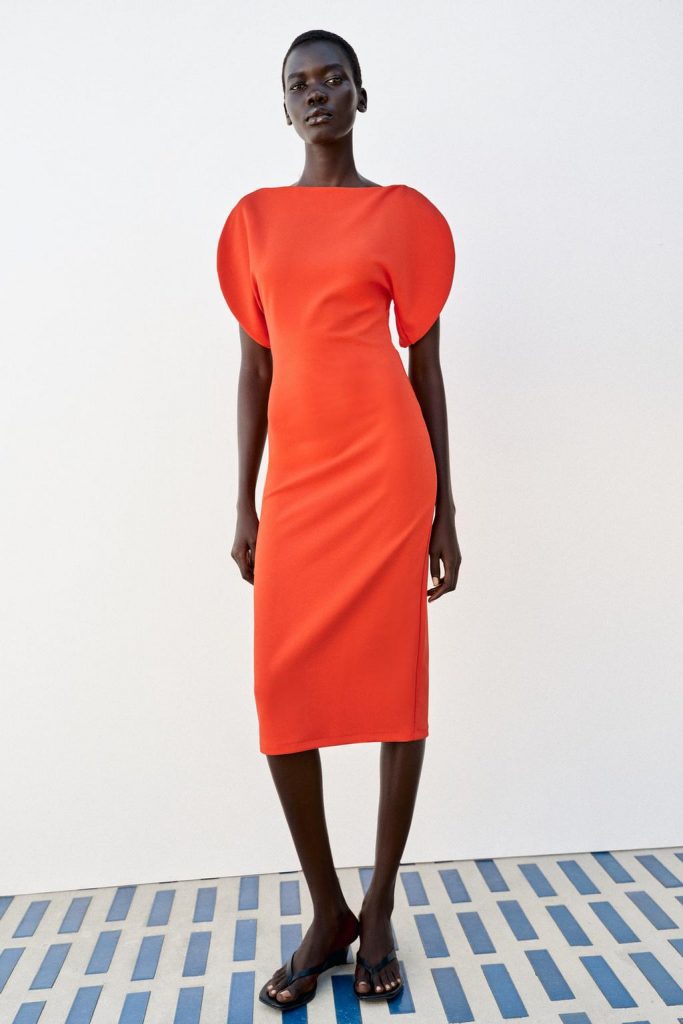 Il vestito rosso di Zara che sembra uscito dal guardaroba di Victoria Beckham (e costa solo 35,95 euro) 3 Il vestito rosso di Zara che sembra uscito dal guardaroba di Victoria Beckham (e costa solo 35,95 euro)