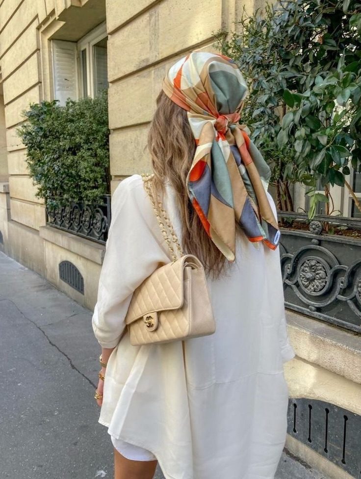 Il nuovo gesto chic dell'estate? Annodare un foulard tra i capelli