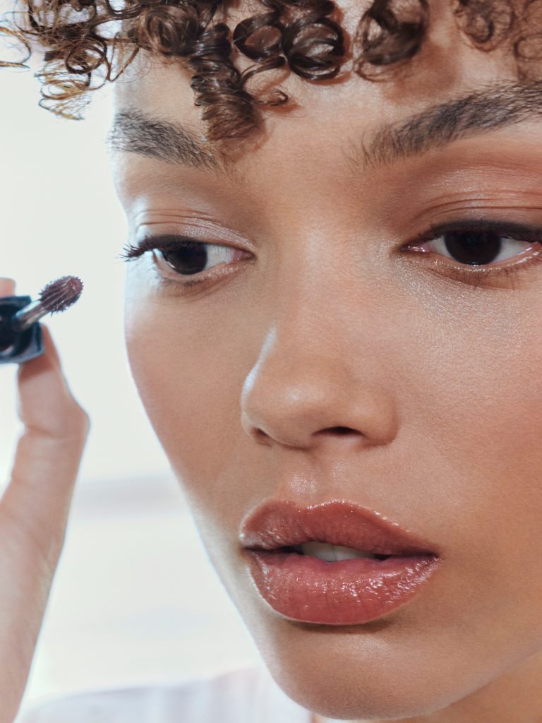 Whitney Peak e Chanel Beauty: la bellezza dell'estate si accende a Biarritz