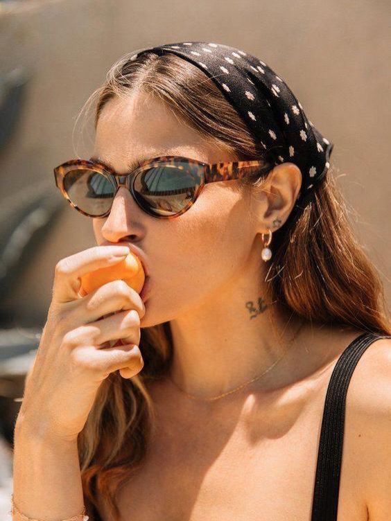 Il nuovo gesto chic dell'estate? Annodare un foulard tra i capelli