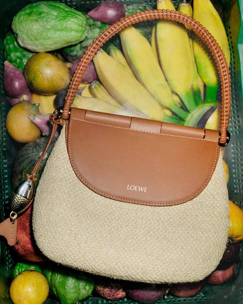 La basket bag di Loewe è l'accessorio che ogni guardaroba estivo desidera