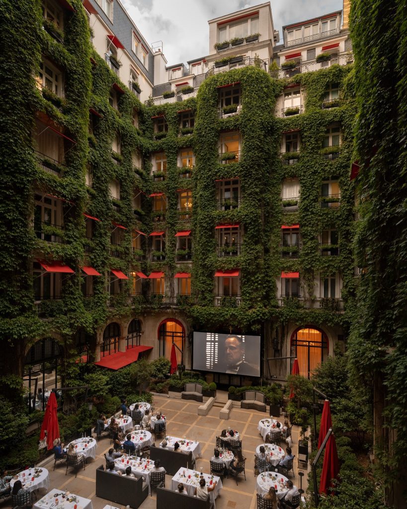 A Parigi il cinema si vive sotto le stelle: torna l'incanto estivo dell'Hôtel Plaza Athénée 1 A Parigi il cinema si vive sotto le stelle: torna l'incanto estivo dell'Hôtel Plaza Athénée