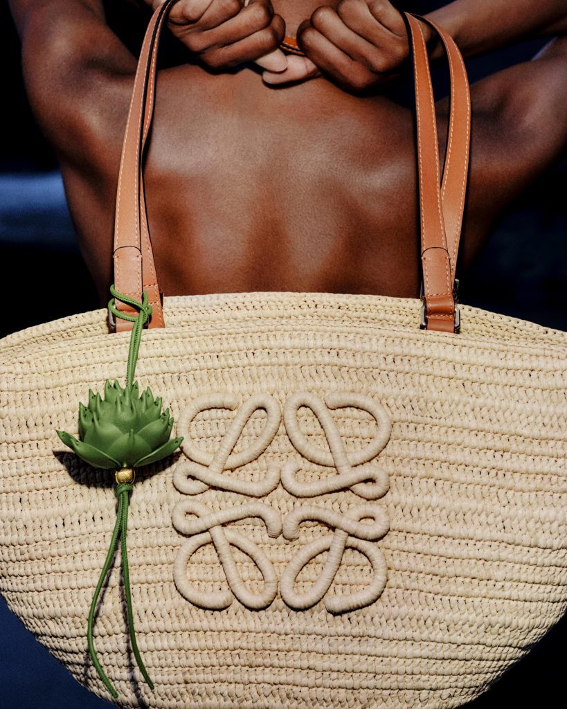 La basket bag di Loewe è l'accessorio che ogni guardaroba estivo desidera