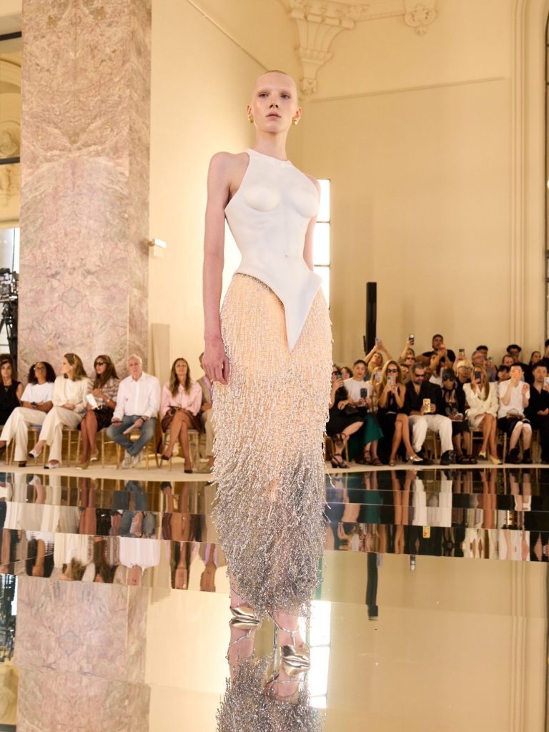 Zendaya illumina Londra con il nuovo Schiaparelli Haute Couture