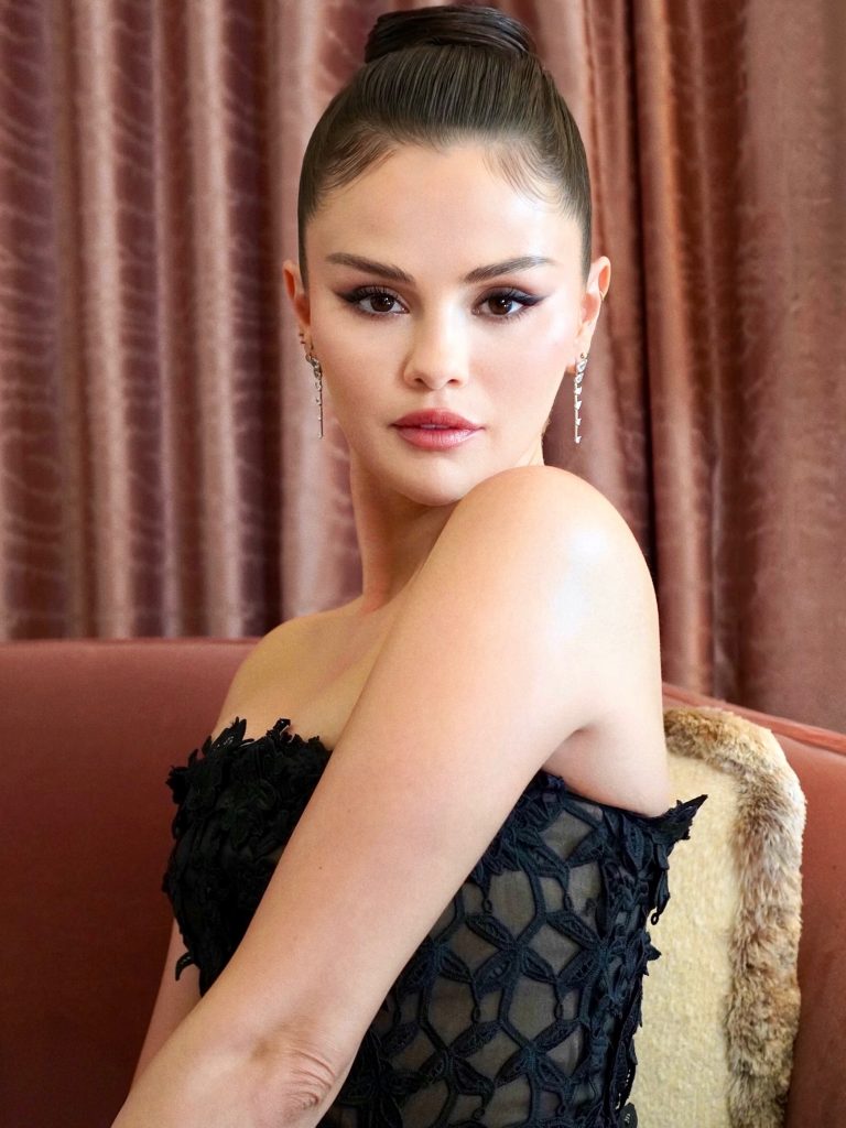 Selena Gomez sceglie Oscar de la Renta e conquista con la sua bellezza