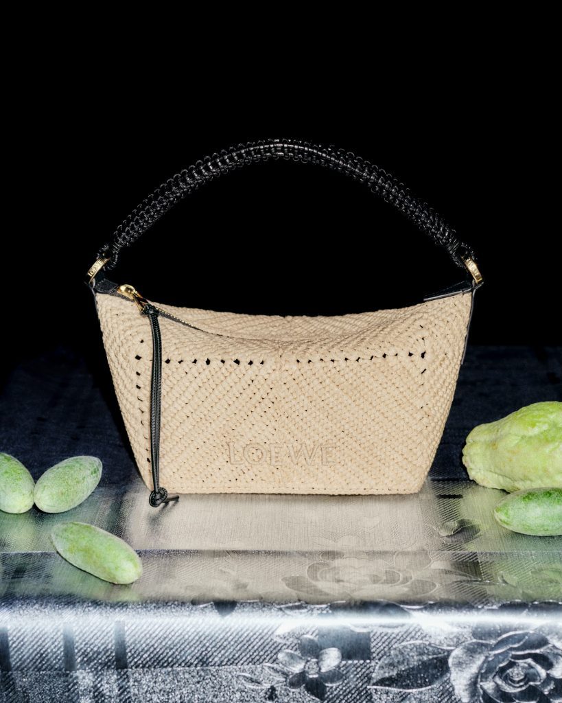 La basket bag di Loewe è l'accessorio che ogni guardaroba estivo desidera