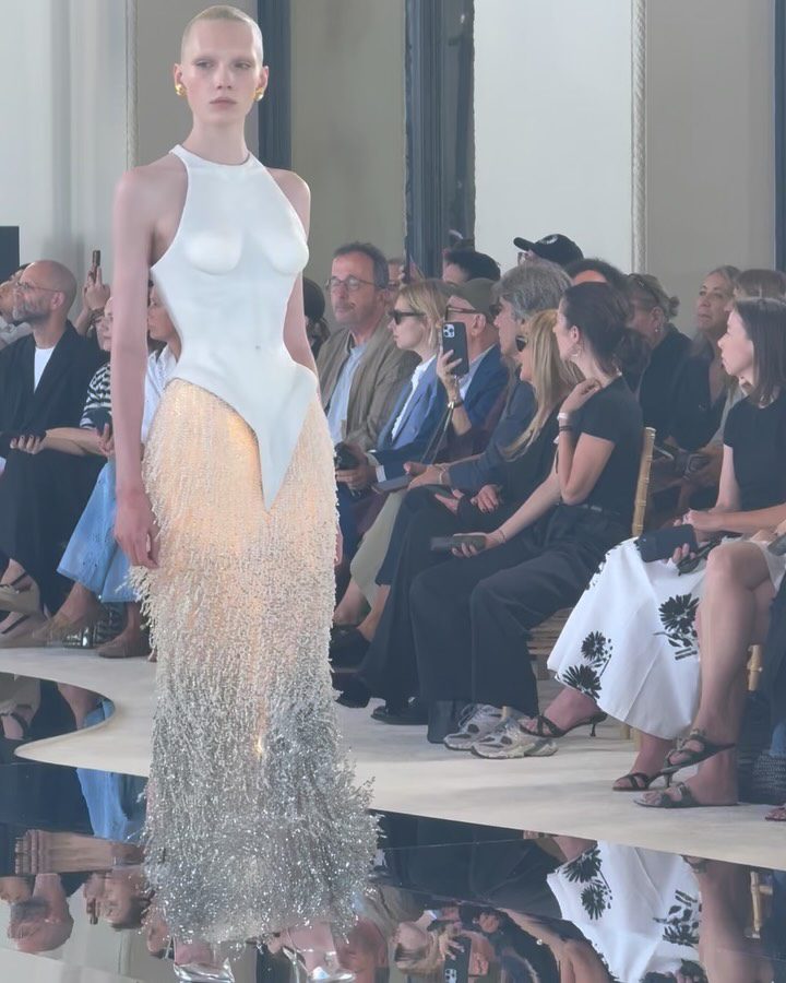 Schiaparelli Haute Couture FW26–27: il corpo diventa opera d'arte 2 Schiaparelli Haute Couture FW26–27: il corpo diventa opera d'arte