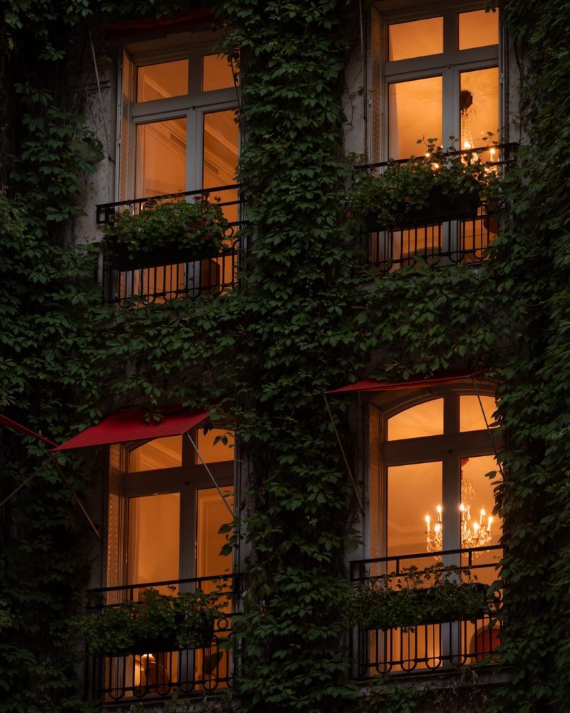 A Parigi il cinema si vive sotto le stelle: torna l'incanto estivo dell'Hôtel Plaza Athénée 2 A Parigi il cinema si vive sotto le stelle: torna l'incanto estivo dell'Hôtel Plaza Athénée