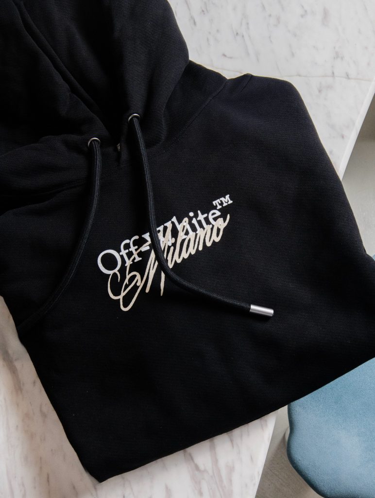 Off-White guarda al futuro con L/Ab: la nuova linea che parla il linguaggio della Gen Z 2 Off-White guarda al futuro con L/Ab: la nuova linea che parla il linguaggio della Gen Z