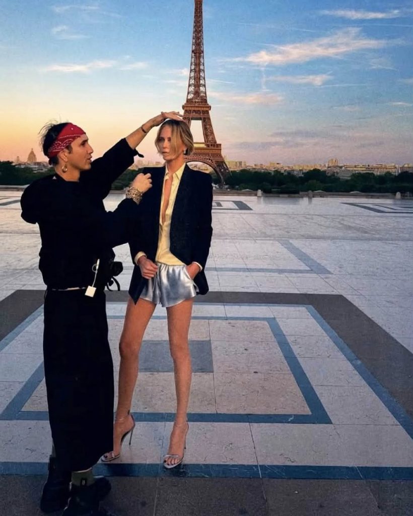 Charlize Theron conquista Parigi con un'eleganza senza tempo 1 Charlize Theron conquista Parigi con un'eleganza senza tempo