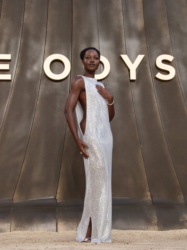 Lupita Nyong'o dimostra che il vero glamour è un'attitudine