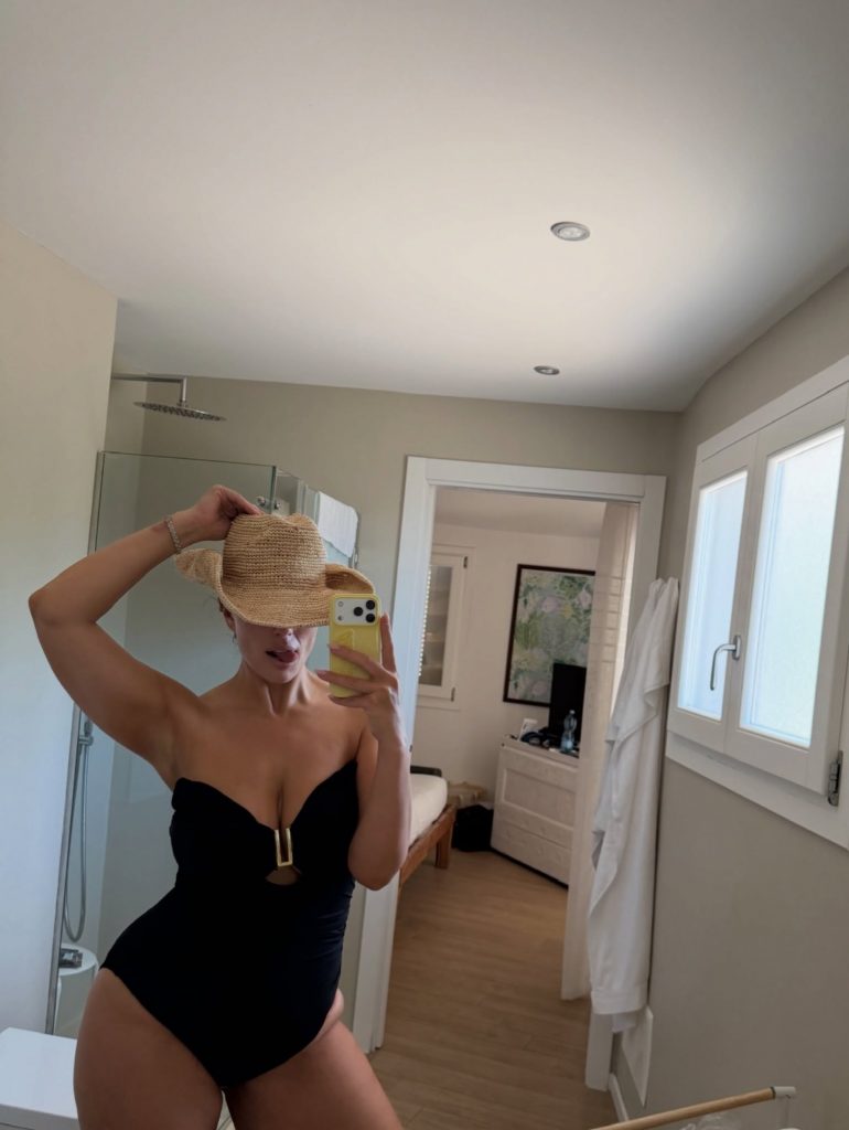 Tra mare, famiglia e stile: l'estate perfetta di Ashley Graham in Sardegna