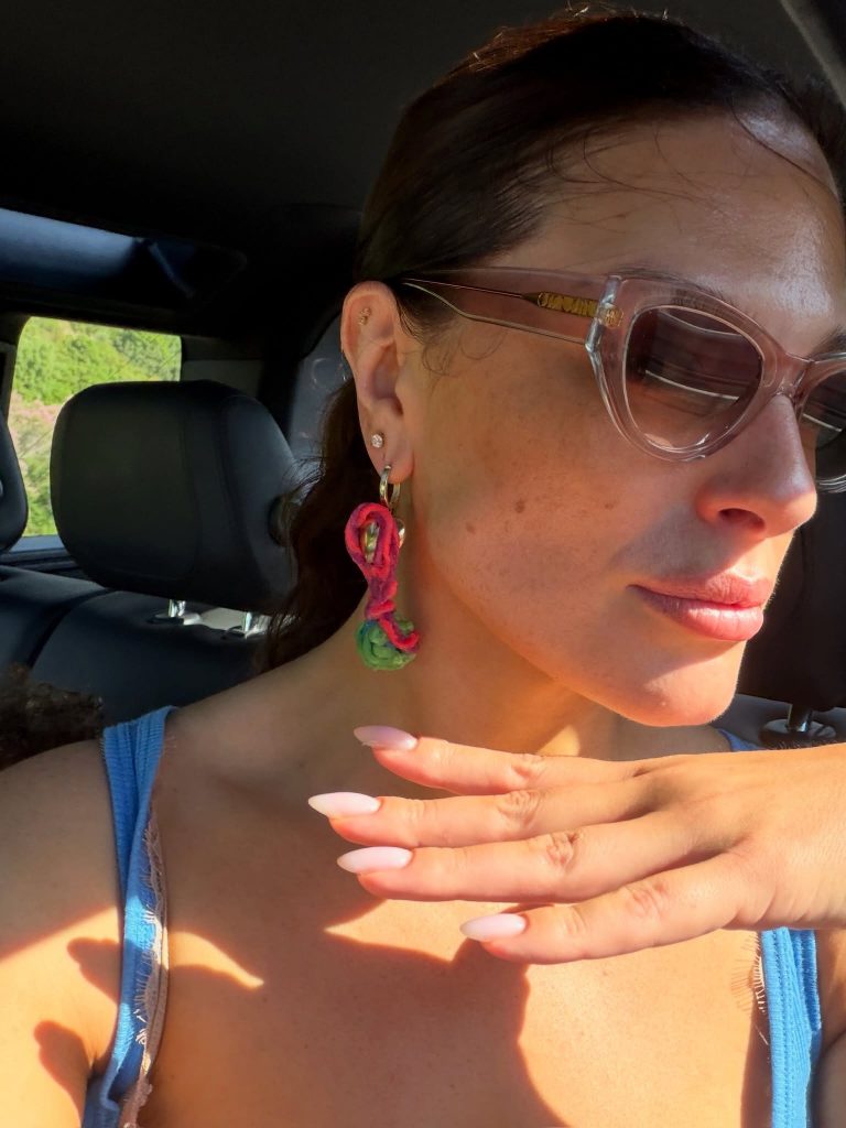 Tra mare, famiglia e stile: l'estate perfetta di Ashley Graham in Sardegna
