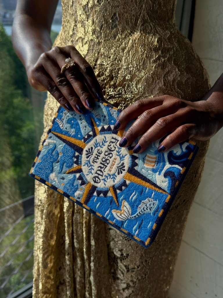 L'oro di Lupita Nyong'o conquista il red carpet di The Odyssey