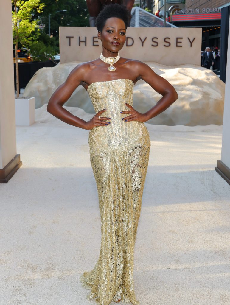 L'oro di Lupita Nyong'o conquista il red carpet di The Odyssey