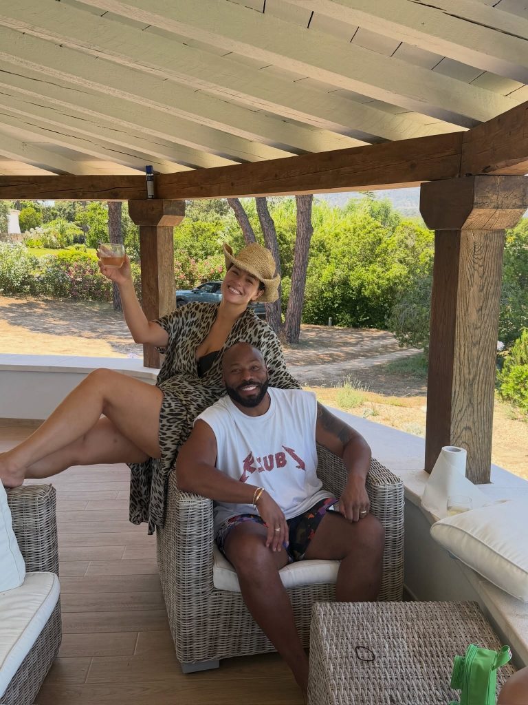 Tra mare, famiglia e stile: l'estate perfetta di Ashley Graham in Sardegna