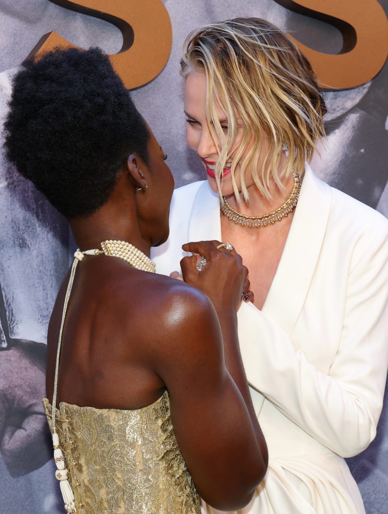 L'oro di Lupita Nyong'o conquista il red carpet di The Odyssey