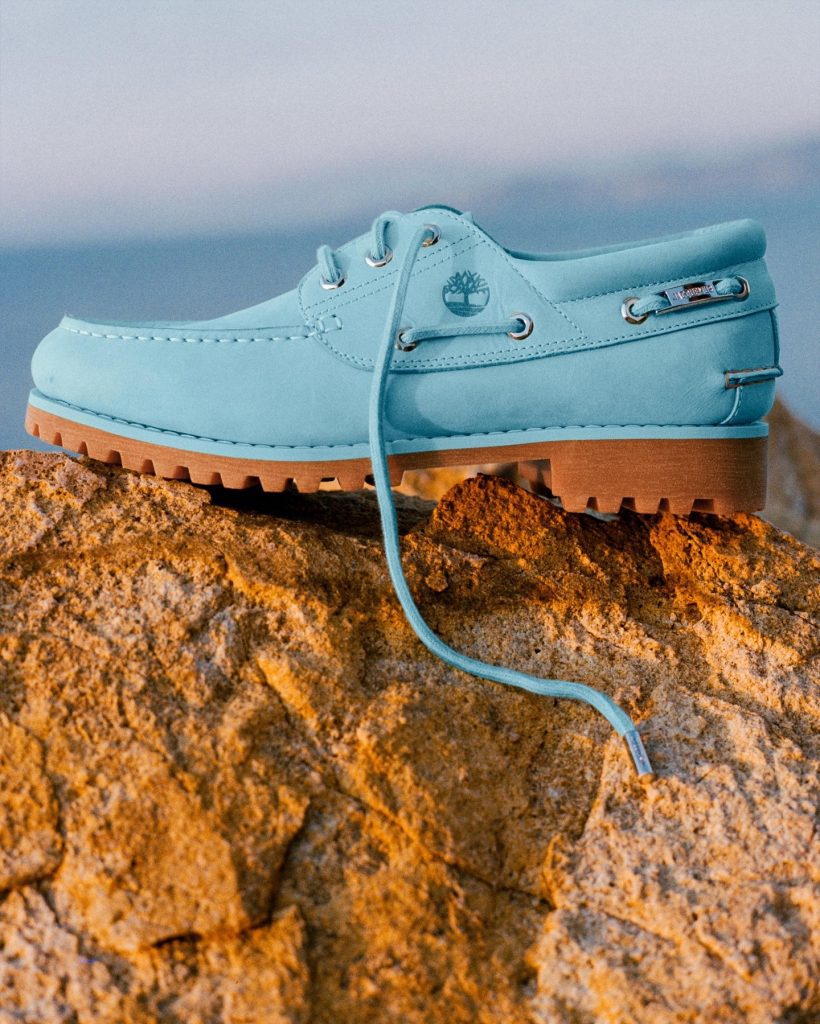 Timberland x Jacquemus: la scarpa iconica si reinventa nel blu più chic della stagione