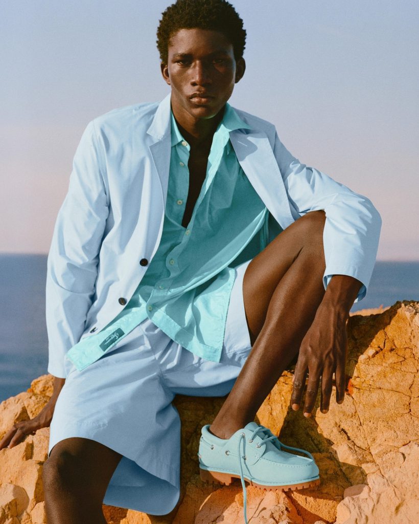 Timberland x Jacquemus: la scarpa iconica si reinventa nel blu più chic della stagione