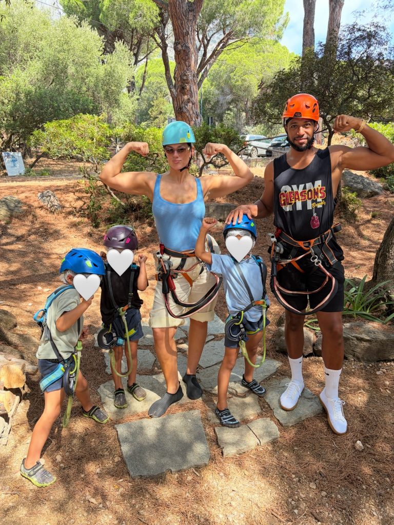 Tra mare, famiglia e stile: l'estate perfetta di Ashley Graham in Sardegna