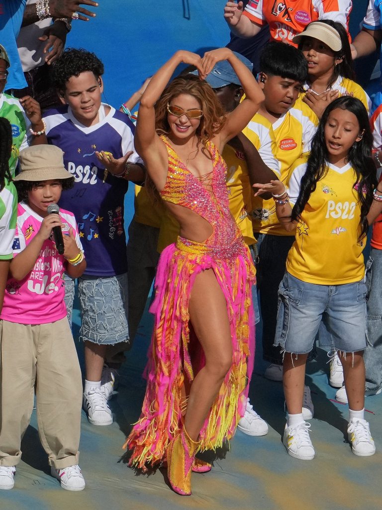 Shakira illumina il World Cup Halftime Show con un capolavoro couture firmato Roberto Cavalli